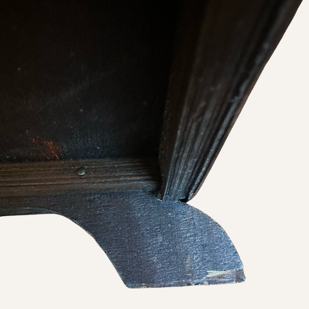 scuff mark on the inside of the right back leg